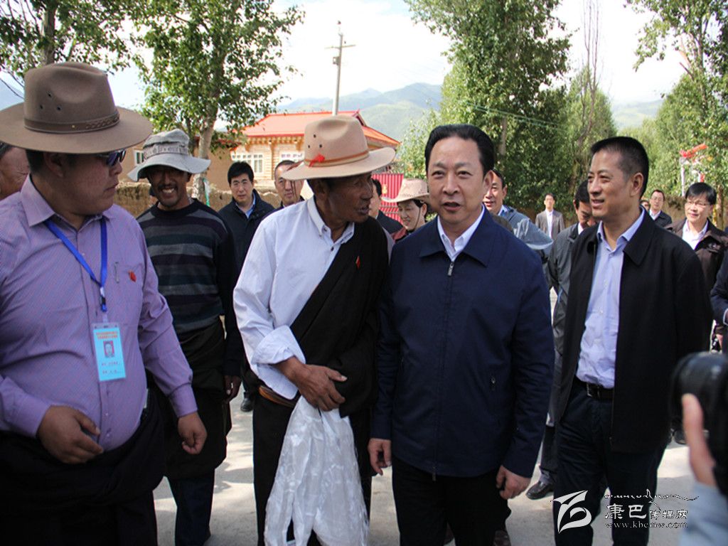 黃新初在甘孜縣調(diào)研指導(dǎo)扶貧開發(fā)工作、慰問對口支援我州的干部人才代表掠影