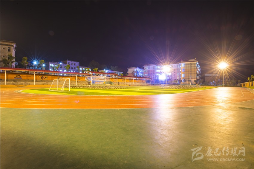 九龍灣壩寄宿制學(xué)?！白兡樣洝? onload=